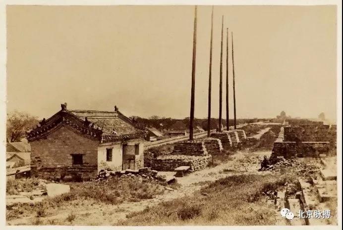 1890年，宣武门迤东内城南垣，堆拔房和旗杆都还在，东眺可见正阳门