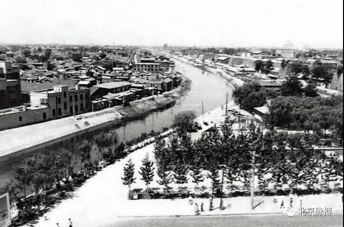 1956年，正阳门西侧城墙外护城河