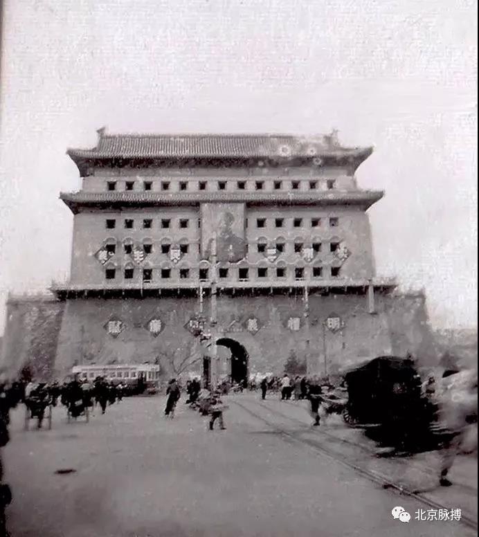 1945年，正阳门箭楼南面，抗战光复后，箭楼上悬挂蒋介石大幅画像及“实现三民主义”、“明礼义知廉耻”标语