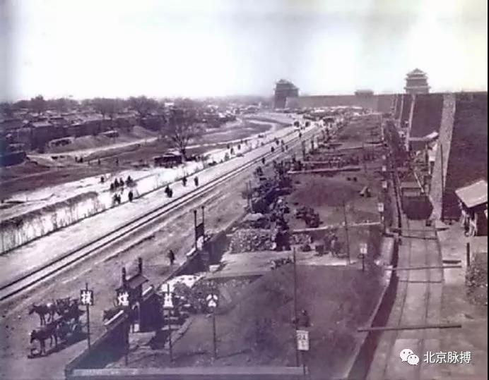 1907年，宣武门迤东城根儿的煤栈，护城河内河沿儿上开往正阳门西车站的铁道