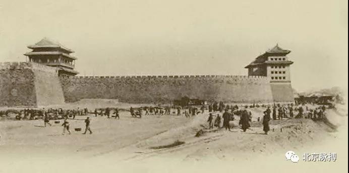 1901年，宣武门西面全貌，此时八国联军已进京，法国人已将卢汉铁路修进城