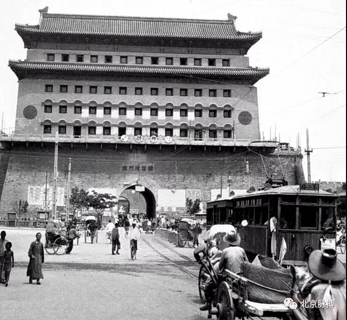 1930年，正阳门箭楼南面与正阳桥牌楼之间
