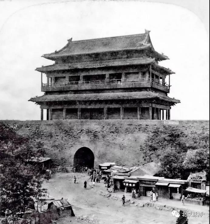 1890年，宣武门城楼南面，瓮城内拐向闸楼门洞的道路