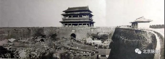 1890年，宣武门瓮城内全景图，城楼和闸楼，瓮城内的市场、进出城道路和东北角的关帝庙