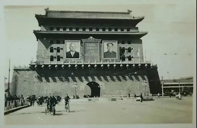 1957年，正阳门箭楼南面，苏联最高苏维埃主席团主席伏罗希洛夫访华，毛主席和伏氏的巨幅画像高悬在箭楼上