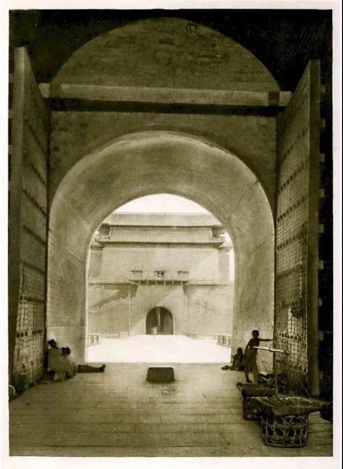 1921年，正阳门城楼门洞内南望箭楼