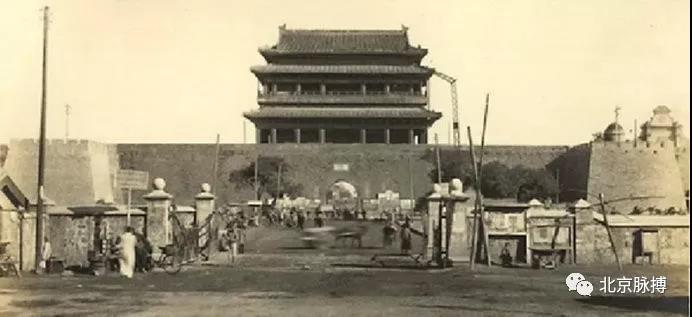 1930年，宣武门城楼南面铁路道口，瓮城与箭楼城台已拆除，瓮城东西月墙与城墙的结合部改造成了两个墩台，右侧可见南堂的房顶。