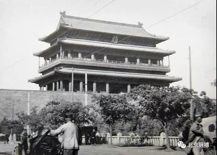 1930年，正阳门城楼南面及西侧路