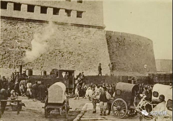 1901年，宣武门箭楼南面，此时八国联军已进京，法国人已将卢汉铁路修进城，火车从宣武门瓮城箭楼外通过