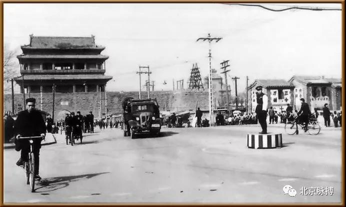 1952年，宣武门护城河桥头，宣外大街香炉营，上斜街路口