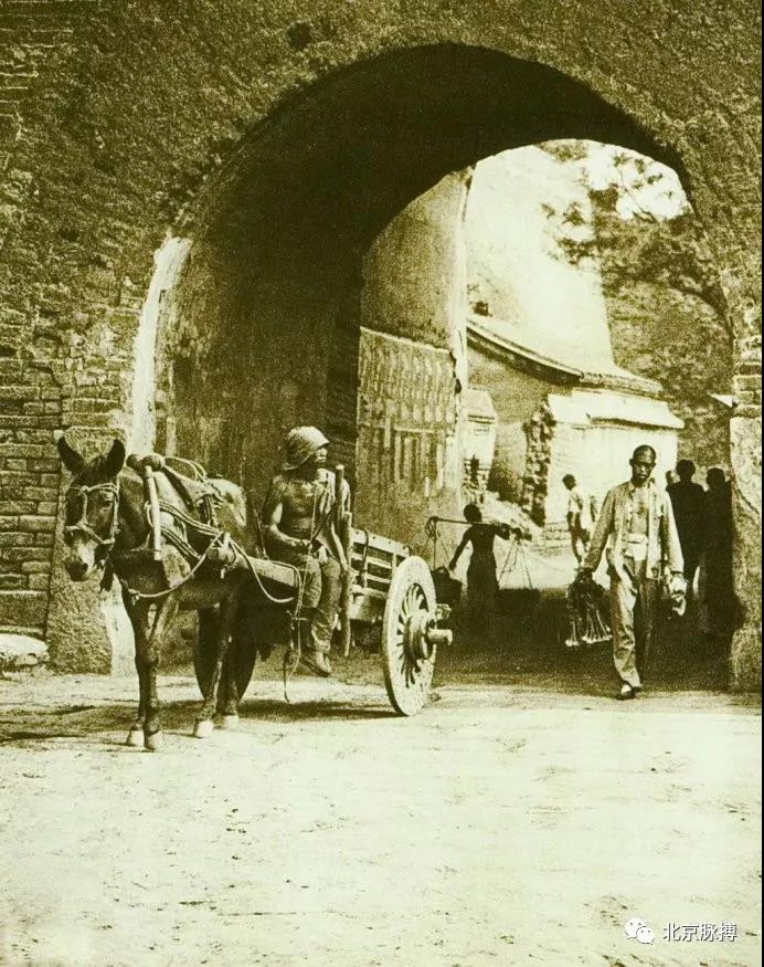 1920年，阜成门瓮城门洞外侧