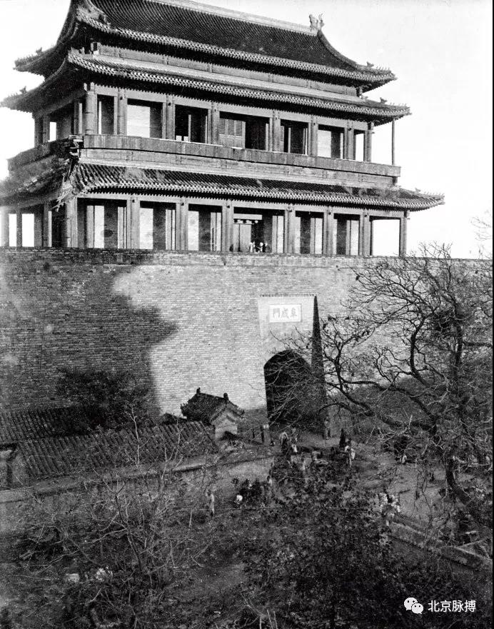 1917年，阜成门城楼西面瓮城内