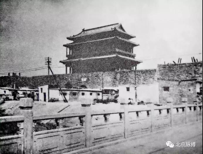 1955年，宣武门城楼东南侧豁口桥