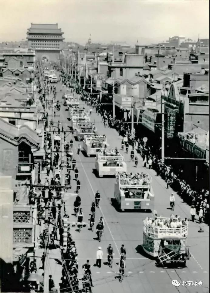 1970年，前门大街，五一游行归来的彩车