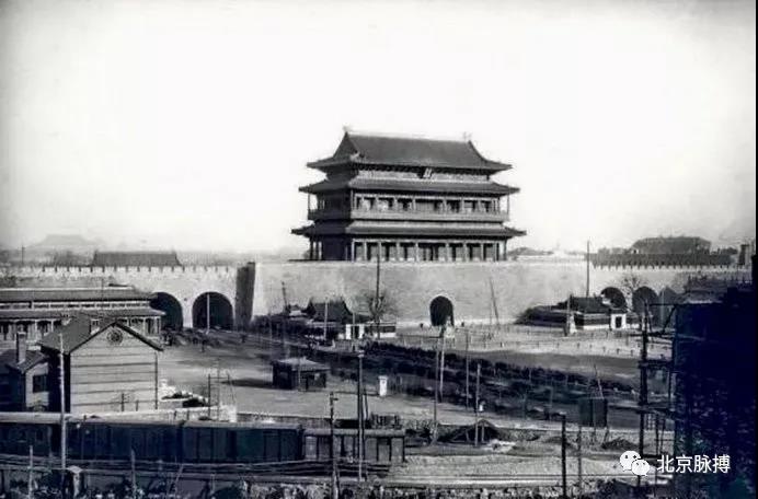1931年，正阳门西南侧护城河北沿西车站的铁道，盐业银行大楼正在兴建