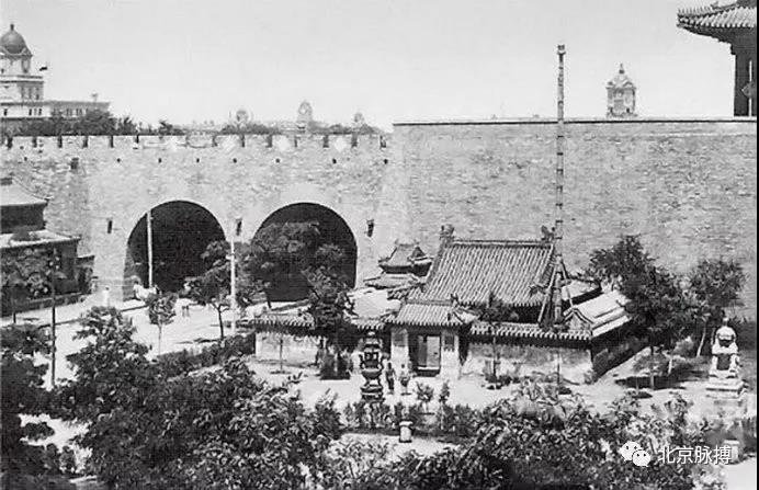 1920年，正阳门城楼西侧城墙双券洞和城门下右侧的关帝庙，远处的建筑是大理院