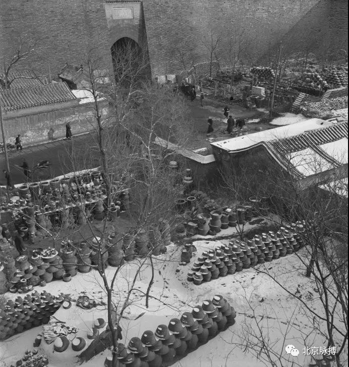1946年，阜成门瓮城内城楼门洞和道边的缸瓦市场