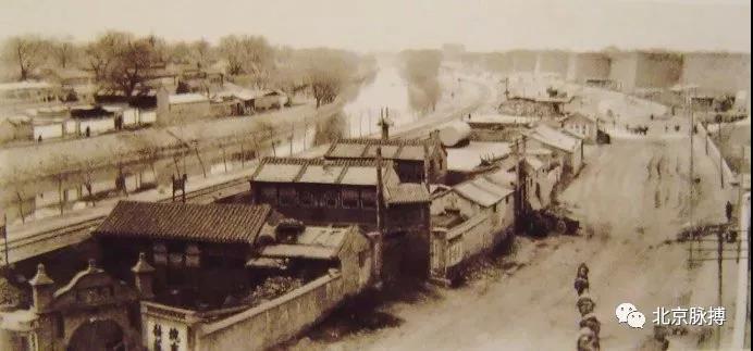 1920年，宣武门瓮城外，迤西护城河及城墙，远处可见内城西南角楼