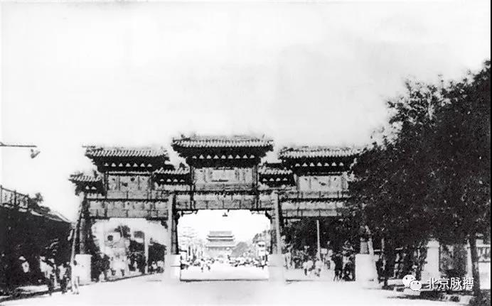 1952年，阜成门内大街，历代帝王庙前“景德街”牌楼