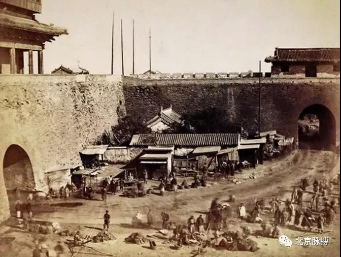 1870年，宣武门瓮城内，闸楼及洞子门