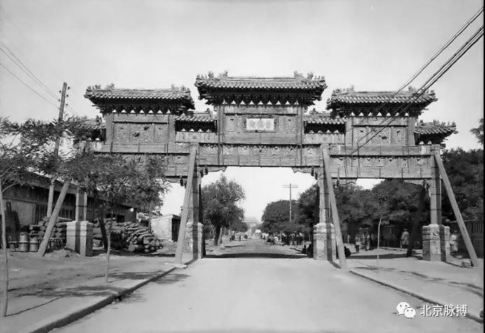 1921年，历代帝王庙前“景德街”西牌楼西向，远处可见阜成门城楼