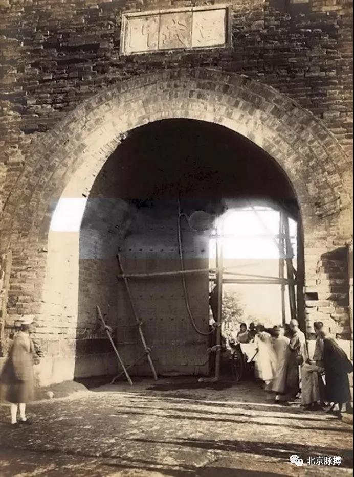 1932年，宣武门城庙洞外侧，门洞上镶嵌着民国后新刻的汉文石匾