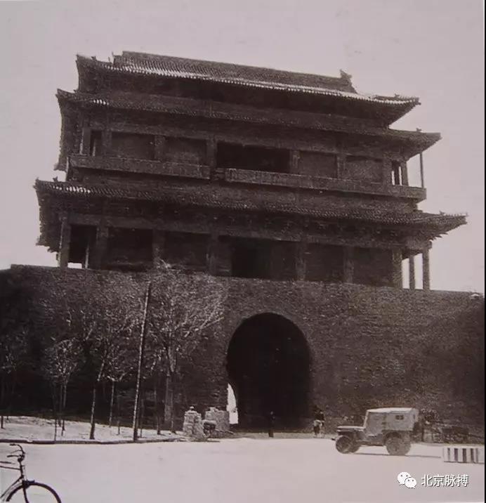 1949年，宣武门城楼北面，正脊东侧鸱吻已毁掉