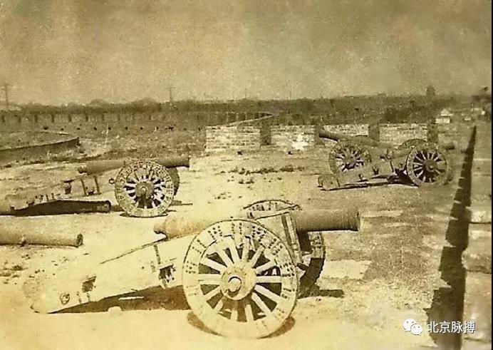 1921年，宣武门瓮城箭楼城台上的大炮，箭楼已拆除，瓮城还是完整的