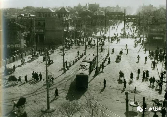 1928年，前门正阳桥五牌楼，有轨电车已开通