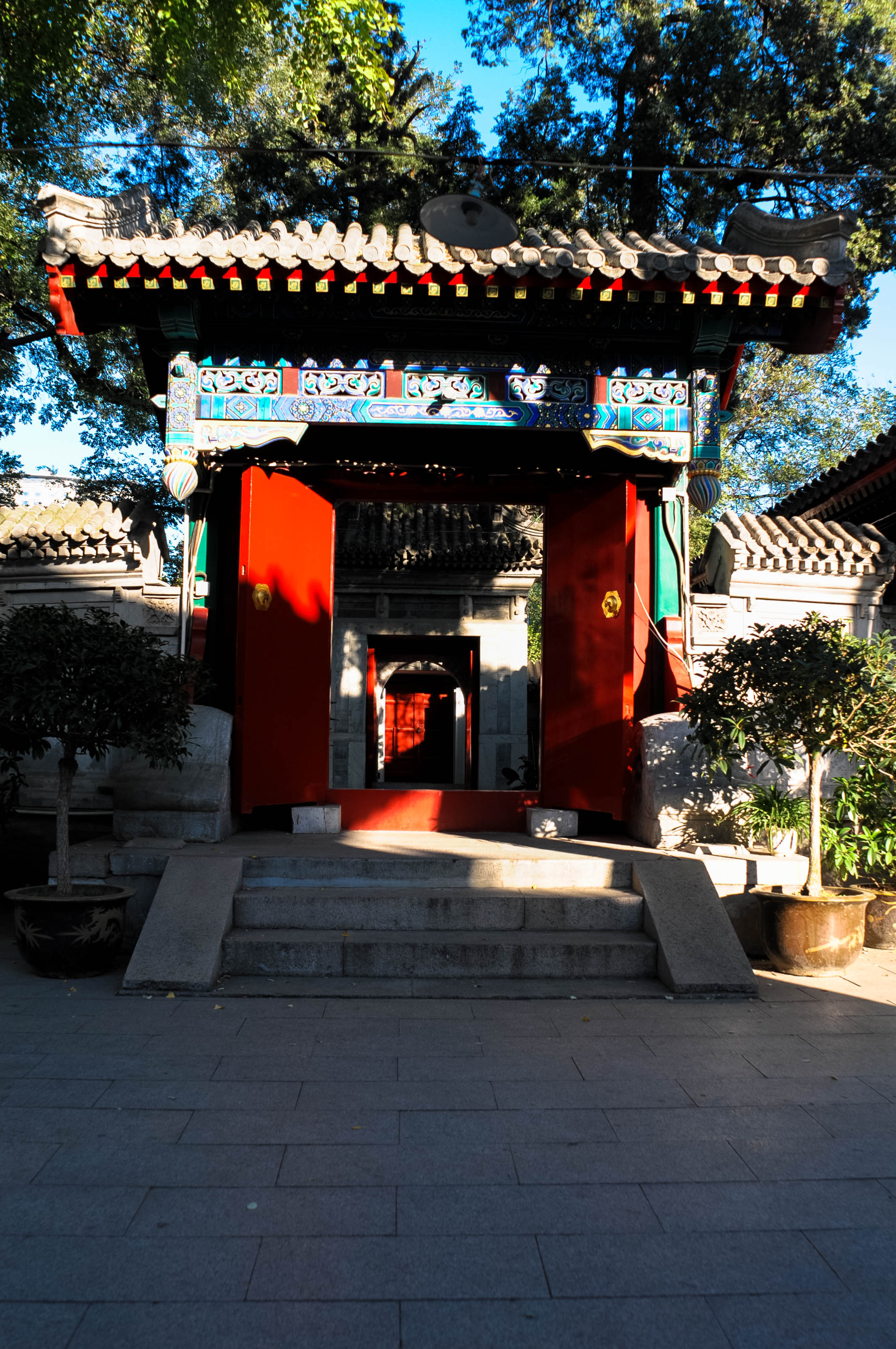 庭院的正西为大殿，九级台阶烘托起十六间大殿，大殿中为窑洞式殿堂，是具有中国特色的伊斯兰教建筑。