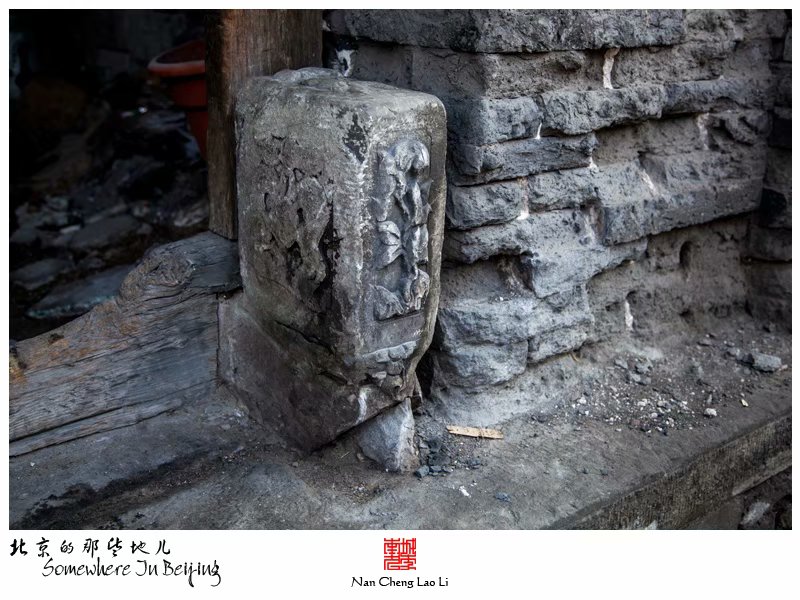 京西三家店位于门头沟区龙泉镇永定河畔水闸东侧，辽代的时候就已经形成村落。据说最早在此定居的只有三家，有的说是高、殷、王三家，有的说是张、刘、杨三家，有的说是田、王、赵三家，到底是哪三家已难以考证，但村名却是因最早三户人家而得，称“三家店”。
