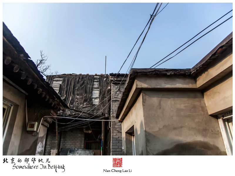 京西三家店位于门头沟区龙泉镇永定河畔水闸东侧，辽代的时候就已经形成村落。据说最早在此定居的只有三家，有的说是高、殷、王三家，有的说是张、刘、杨三家，有的说是田、王、赵三家，到底是哪三家已难以考证，但村名却是因最早三户人家而得，称“三家店”。