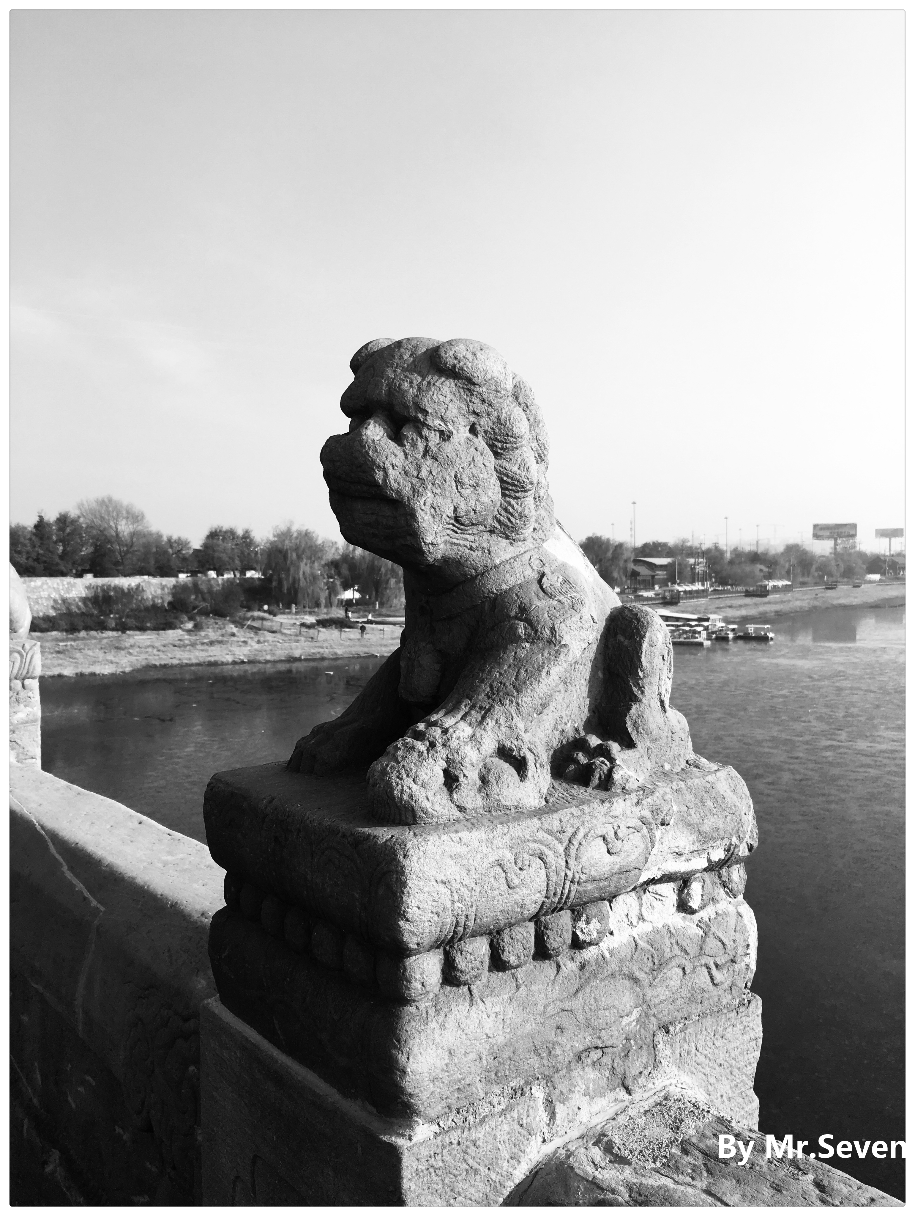20181125，参观卢沟桥。卢沟桥，亦称芦沟桥，位于北京市西南约15公里处，丰台区永定河上。1937年7月7日，日本帝国主义在此发动全面侵华战争。宛平城的中国驻军奋起抵抗，史称"卢沟桥事变"(亦称"七七事变")。中国抗日军队在卢沟桥打响了全面抗战的第一枪。