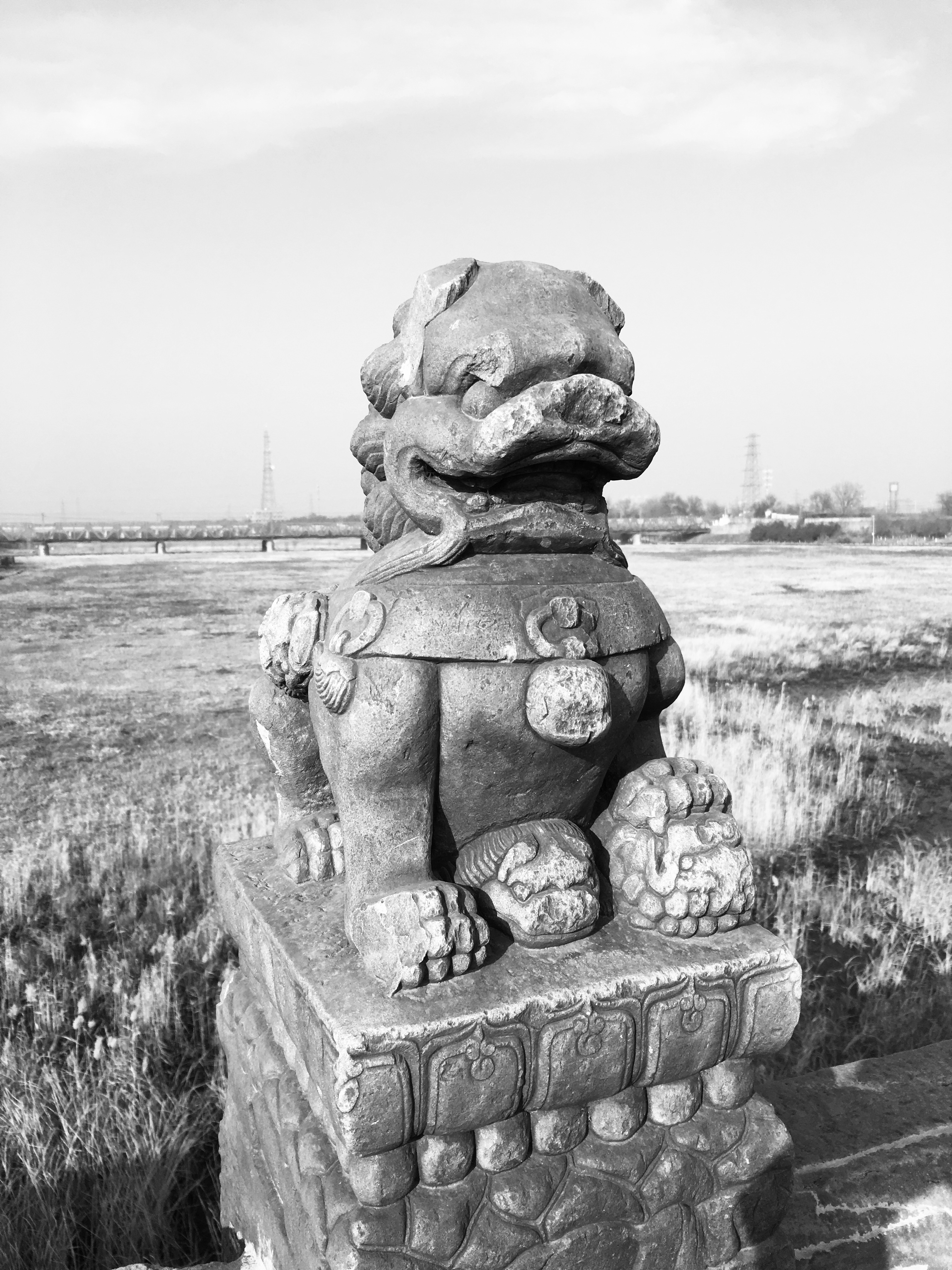 20181125，参观卢沟桥。卢沟桥，亦称芦沟桥，位于北京市西南约15公里处，丰台区永定河上。1937年7月7日，日本帝国主义在此发动全面侵华战争。宛平城的中国驻军奋起抵抗，史称"卢沟桥事变"(亦称"七七事变")。中国抗日军队在卢沟桥打响了全面抗战的第一枪。