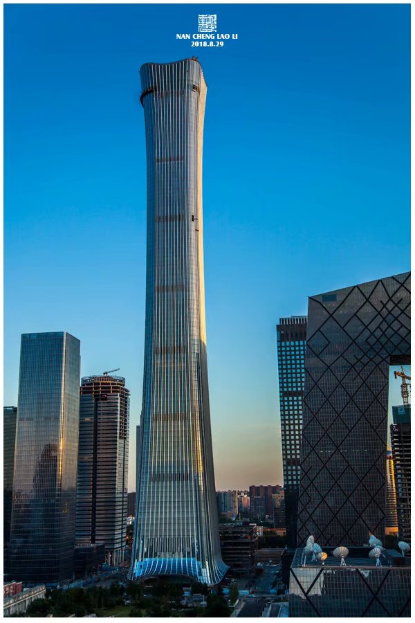 这次拍摄的角度以京广桥为核心，主要方向是西和南。西北方向拍的不都，而正北方向几乎就没拍。东边有几张日落时的照片，夜幕降临后就再也没过去。总体来说，这个角度还不错，如果等央视配楼和中国尊全都入驻亮灯，正南方向会非常漂亮。