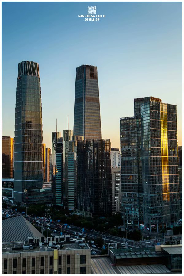 这次拍摄的角度以京广桥为核心，主要方向是西和南。西北方向拍的不都，而正北方向几乎就没拍。东边有几张日落时的照片，夜幕降临后就再也没过去。总体来说，这个角度还不错，如果等央视配楼和中国尊全都入驻亮灯，正南方向会非常漂亮。