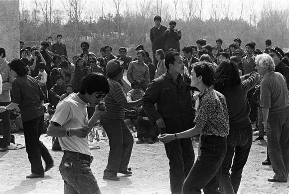 1981年，北京圆明园是北京文艺青年聚会的首选.