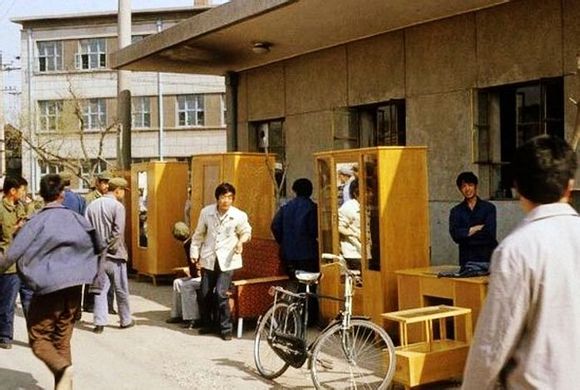 三开门的大立柜，1981年北京最流行的家具。