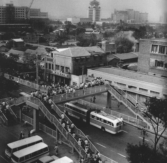 1981年7月1日，北京市首座人行过街桥——西单人行过街天桥建成。