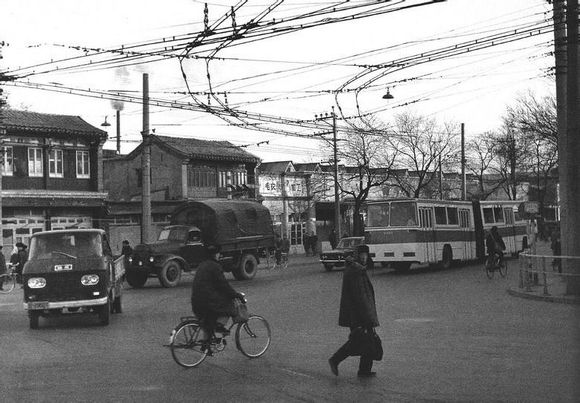 1980年，北京西四路口，看到这些老车，是不是勾起了童年的回忆？