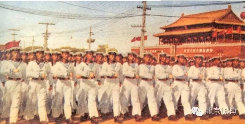 1951年10月1日，水兵方队通过天安门检阅台