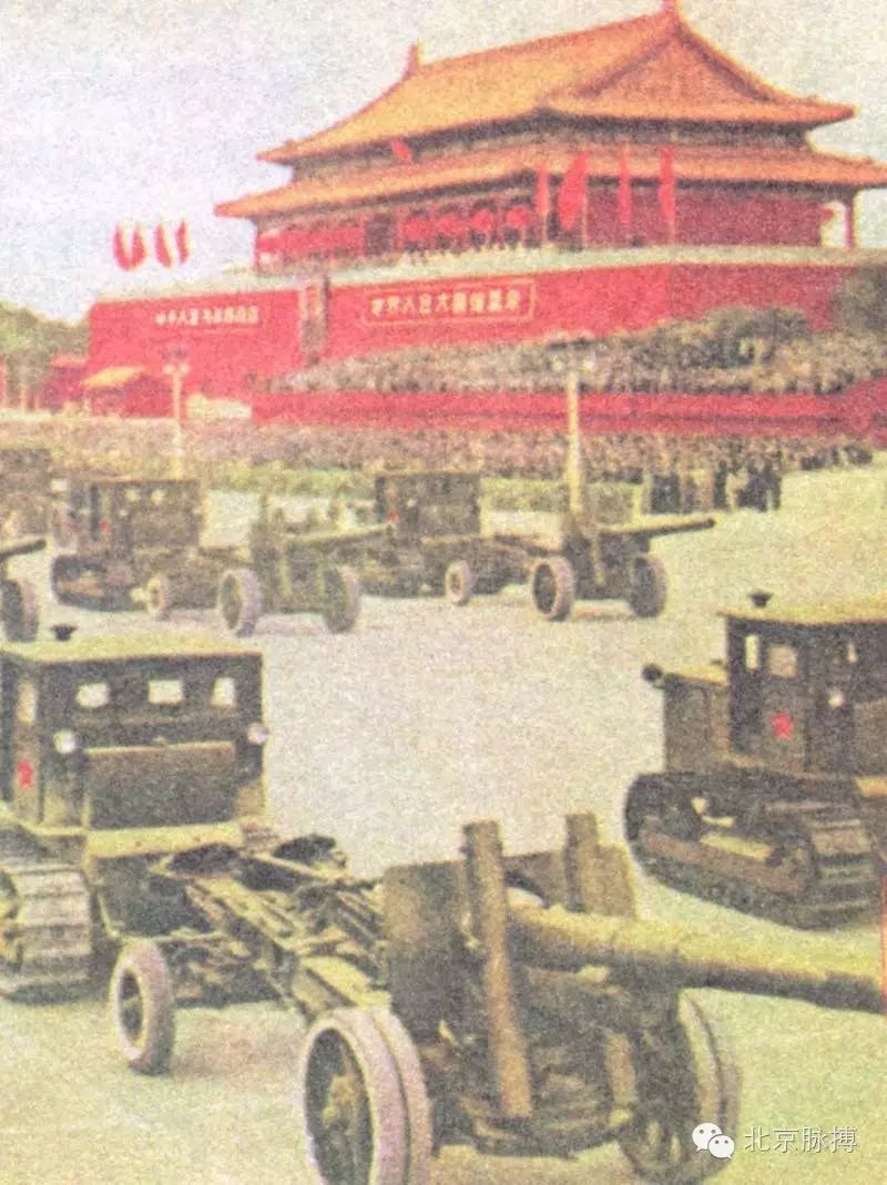1954年10月1日，炮兵方队经过天安门检阅台