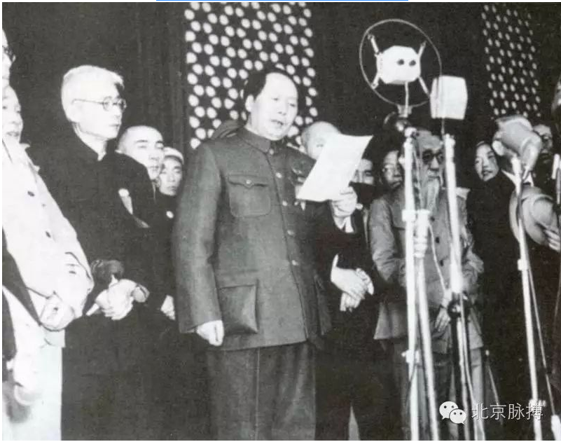 1949年10月1日，毛泽东主席在天安门城楼上向全世界庄严宣告：中华人民共和国中央人民政府成立！