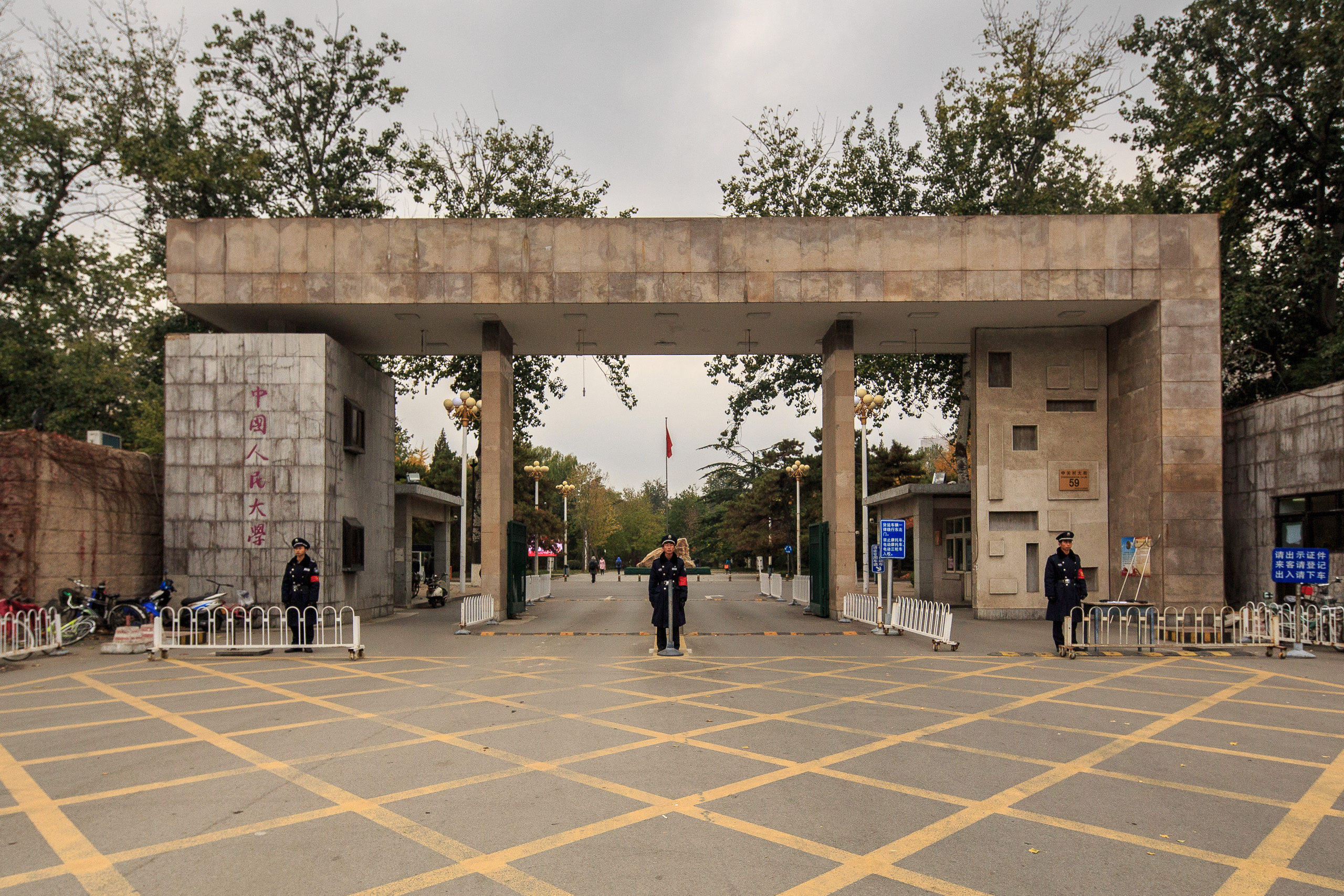 中国人民大学新老建筑对比：
第一组：