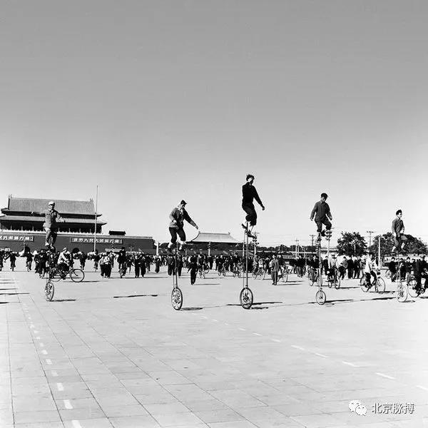 1957年9月，杂技演员们正在天安门广场上加紧排练，准备在国庆游行中大显身手