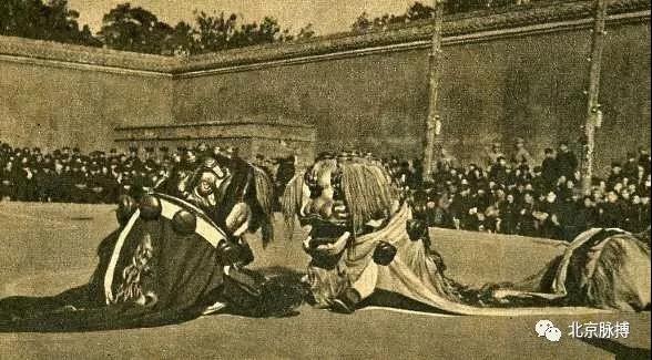1952年，北京第三、四两区工人，在春节联欢游园大会中表演舞狮