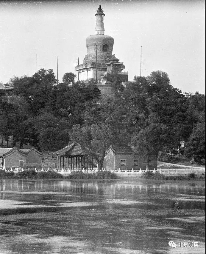 1917年，永安寺塔和琼岛南岸的亭子、屋宇