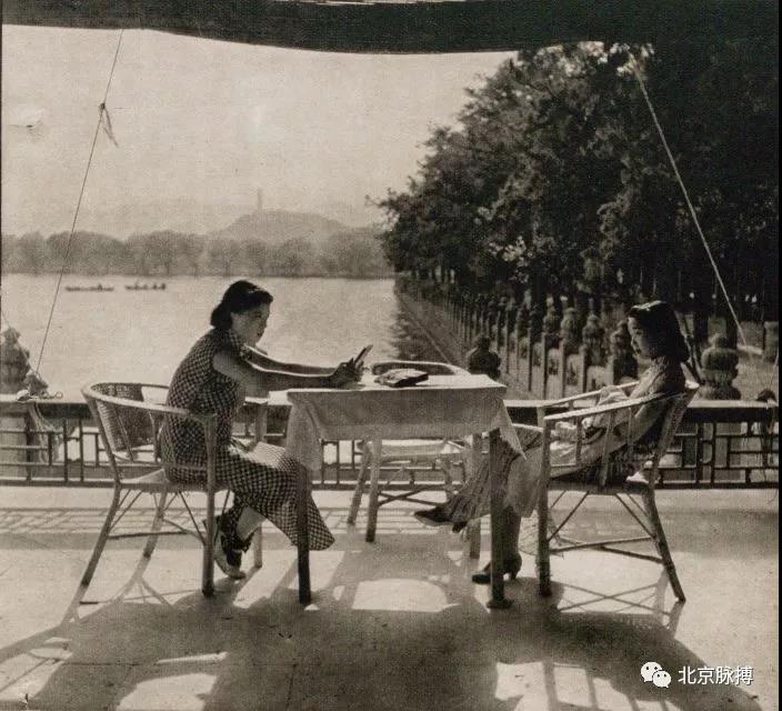昆明湖畔，两位身着旗袍的读书女子