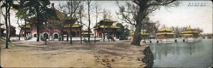 1920s,北海大西天“極樂世界”(方殿)、琉璃牌樓，以及五龍亭(長景明信片)。