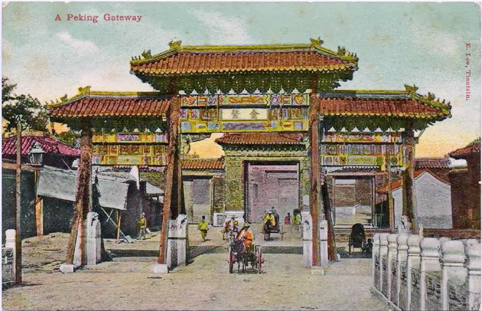 1900s,金鰲玉蝀橋西“金鰲”牌樓東面(明信片)。
